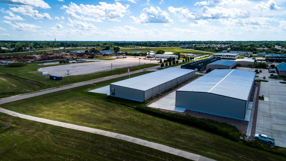 More Photos Of 2040 SW 5th St, Lincoln Distribution For Lease