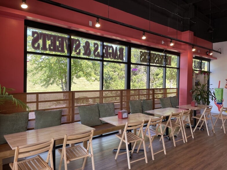 More Photos Of 1370 Veterans Pky, Clarksville Restaurant For Lease