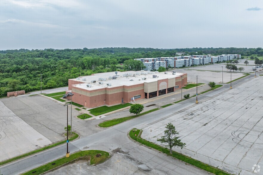 More Photos Of 6720 SE 14th St, Des Moines Movie Theatre For Lease