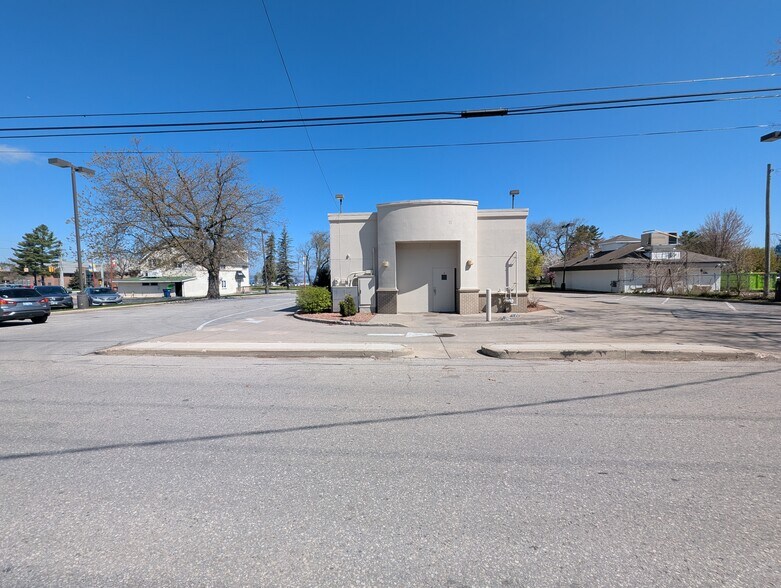 More Photos Of 816 E Front St, Traverse City Fast Food For Lease