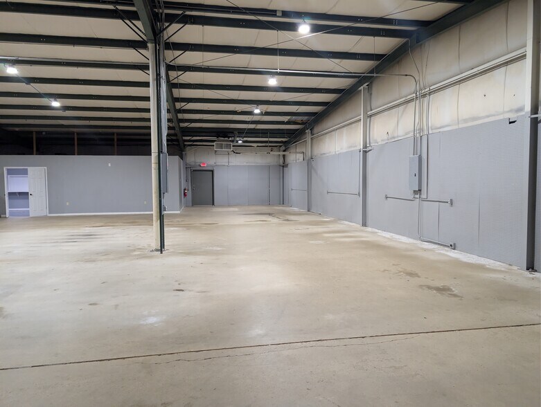 More Photos Of 608 E Booth Rd, Searcy Light Manufacturing For Lease