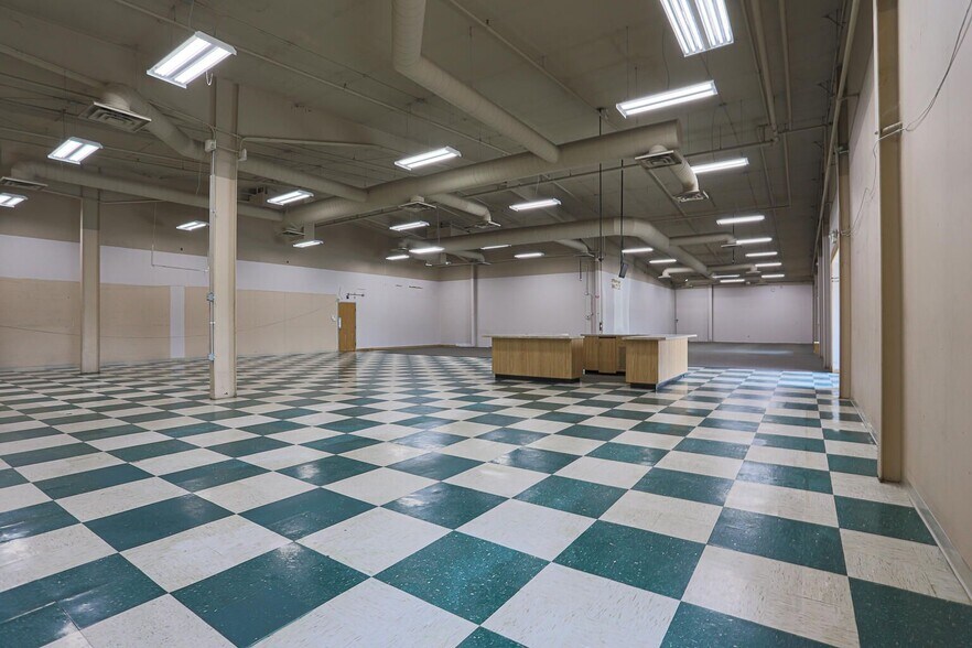 More Photos Of 4040 S Expressway, Council Bluffs Convenience Store For Lease