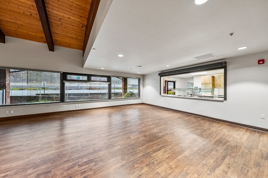 More Photos Of 2166 NW Vine St, Grants Pass Medical For Sale