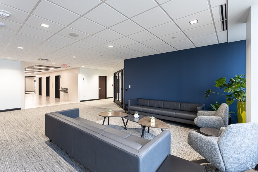 More Photos Of 7701 Forsyth Blvd, Clayton Office For Lease