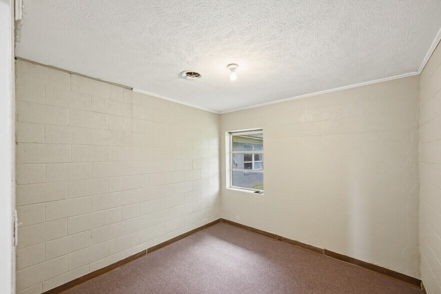 More Photos Of 105 Kentucky Ave S, Parsons Light Distribution For Sale