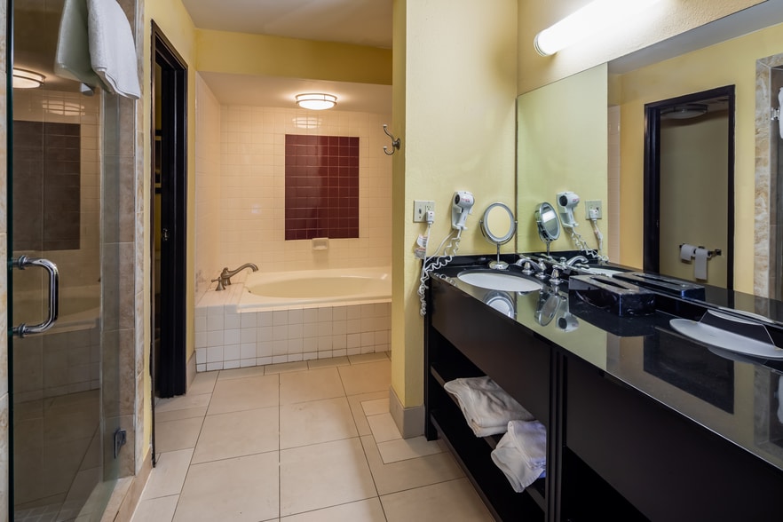 More Photos Of 9090 Southwest Fwy, Houston Hotel For Sale