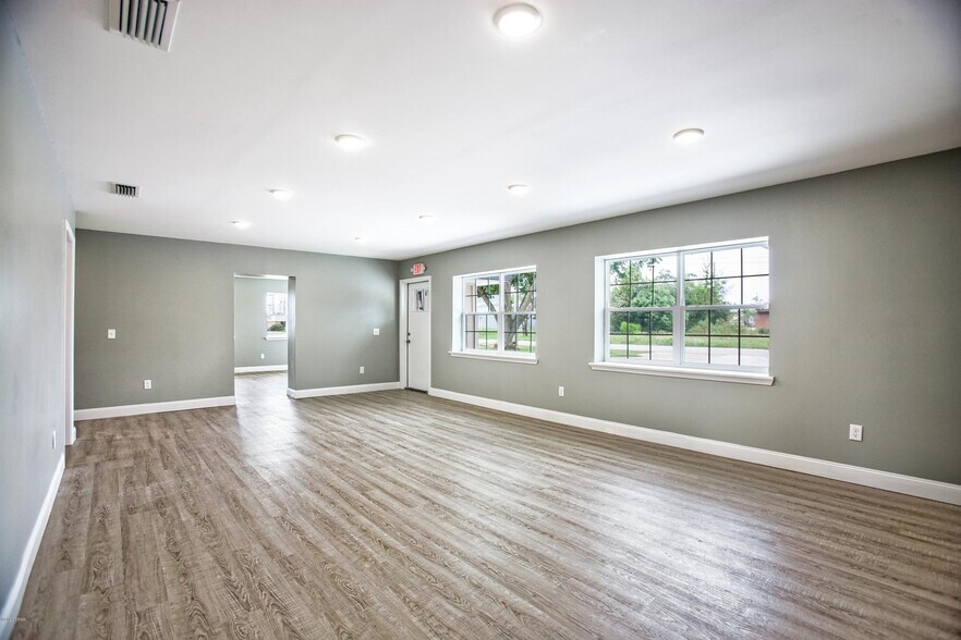 More Photos Of 5618 Lilly St, Panama City Office For Lease