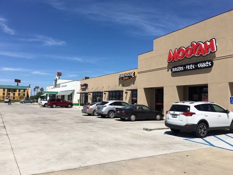 More Photos Of 2706 S Cabela's Pky, Gonzales Restaurant For Lease