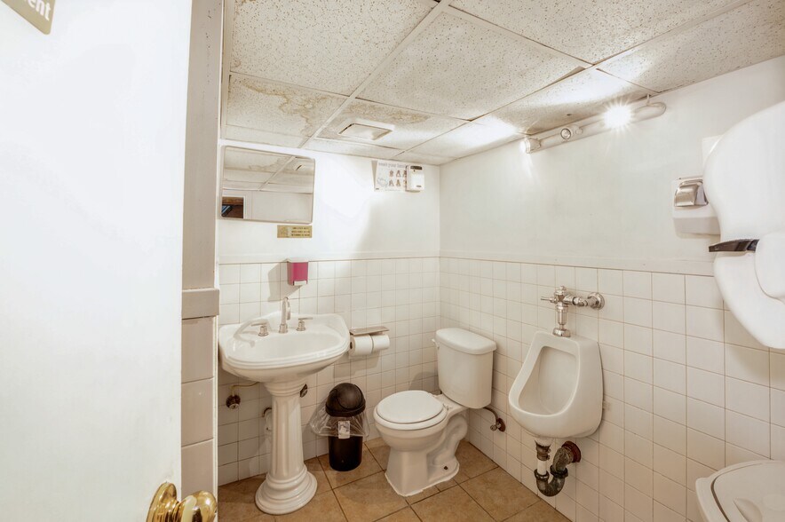 More Photos Of 9529 Sutphin Blvd, Jamaica Restaurant For Sale