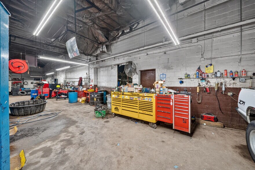 More Photos Of 5009 Xerxes Ave S, Minneapolis Auto Repair For Sale