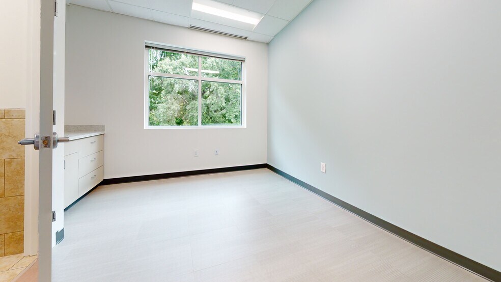 More Photos Of 105 SW Cary Pky, Cary Medical For Lease