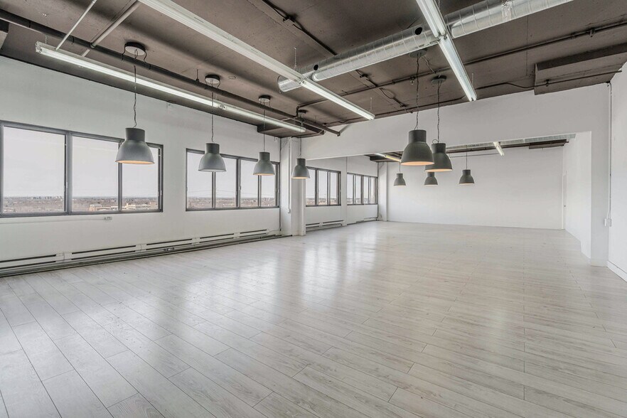 More Photos Of 323-355 Rue Chabanel O, Montréal Office For Lease