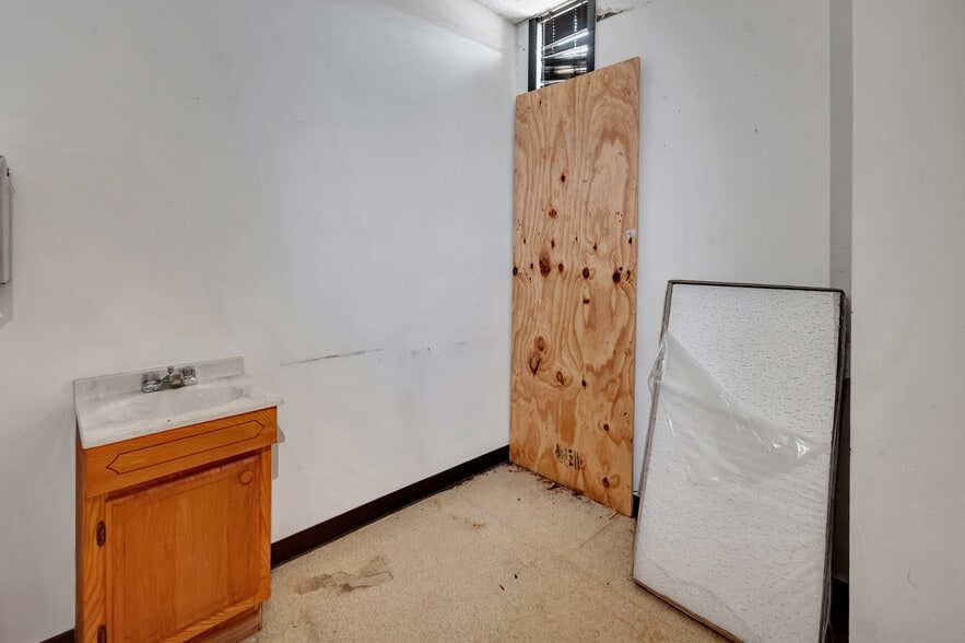 More Photos Of 104 Teakwood Dr, Victoria Medical For Sale