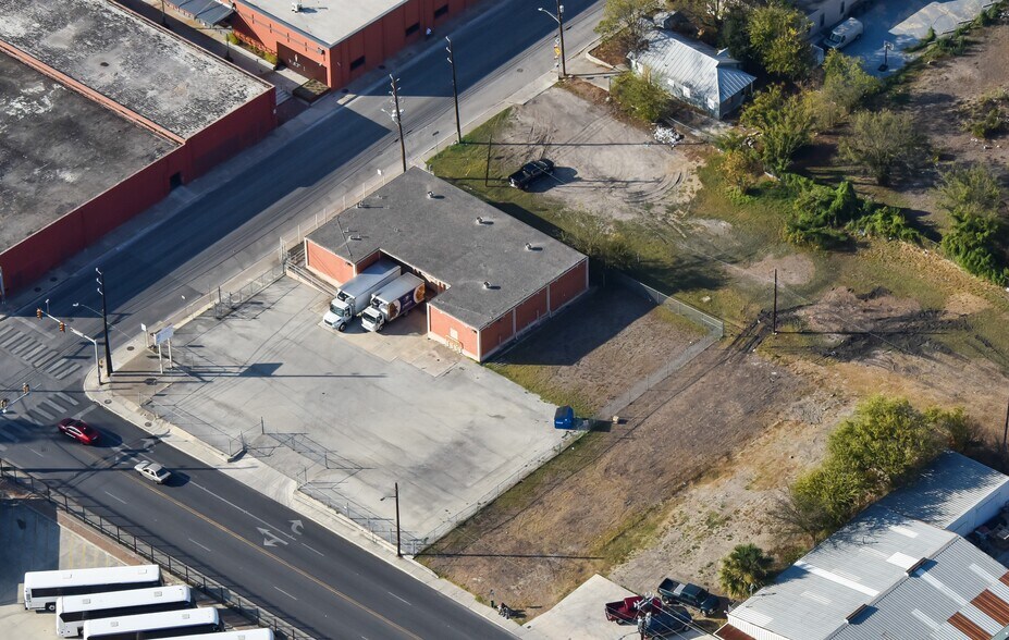 More Photos Of 1403 E Houston St, San Antonio Flex For Lease