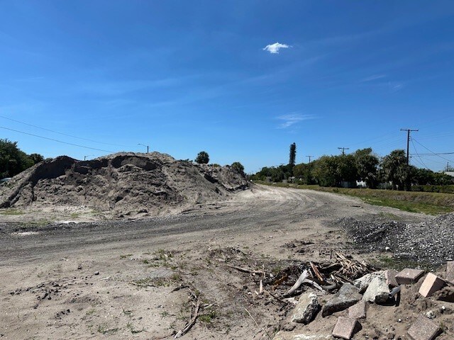 More Photos Of 1400-1480 W Blue Heron Blvd, Riviera Beach General Retail For Lease