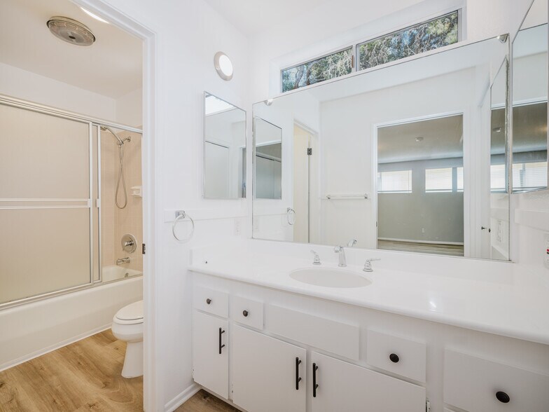 More Photos Of 1918 Canal St, Venice Apartments For Sale