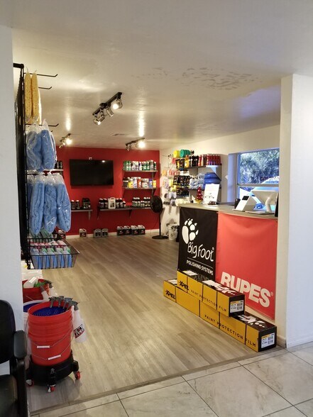 More Photos Of 1681-1687 Benchmark Ave, Fort Myers Warehouse For Lease