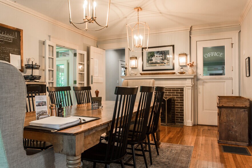 More Photos Of 116 E 46th St, Kansas City Hospitality For Sale