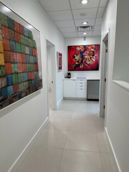 More Photos Of 335 Ne 61st St, Miami Flex For Lease