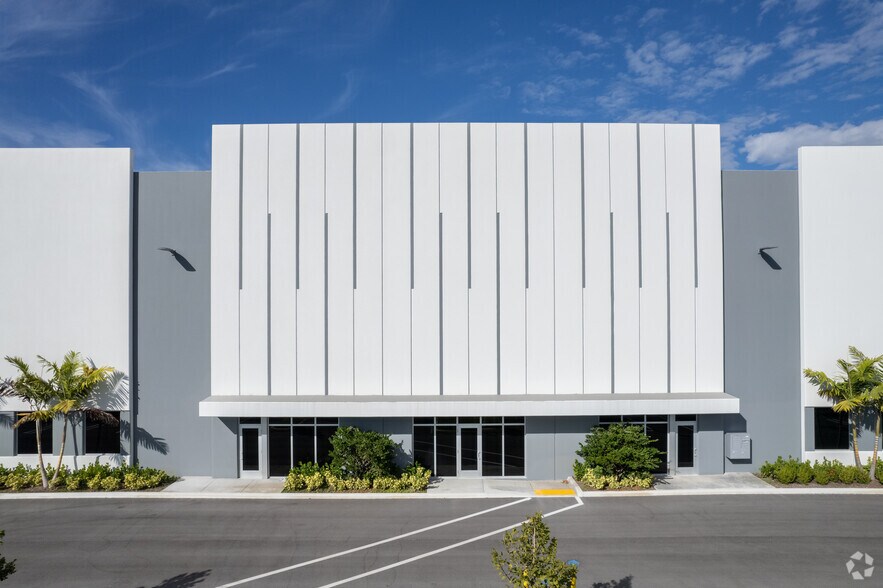 More Photos Of 10702 NW 147 St, Hialeah Gardens Distribution For Lease