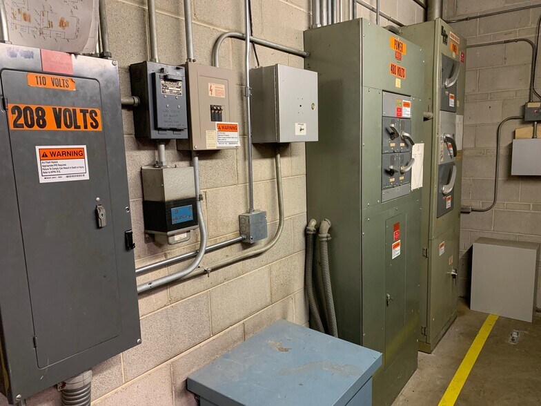 More Photos Of 1111 S Wheeling Rd, Wheeling Warehouse For Sale