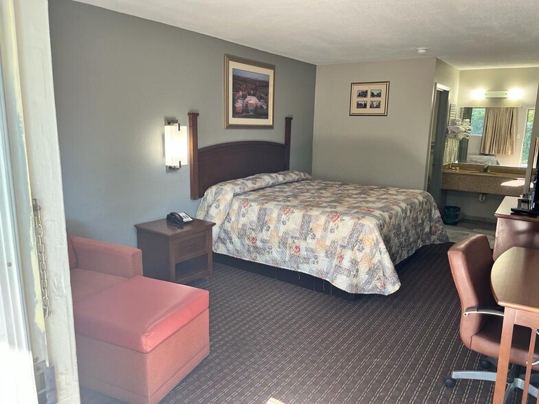 More Photos Of 3054 Dean's Bridge Rd, Augusta Hotel For Sale