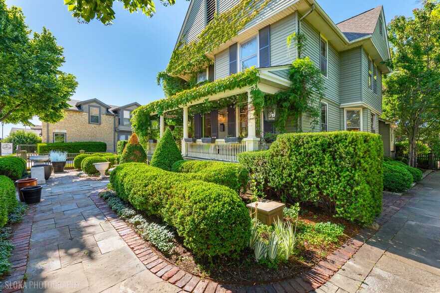 More Photos Of 428 W State St, Geneva Freestanding For Sale