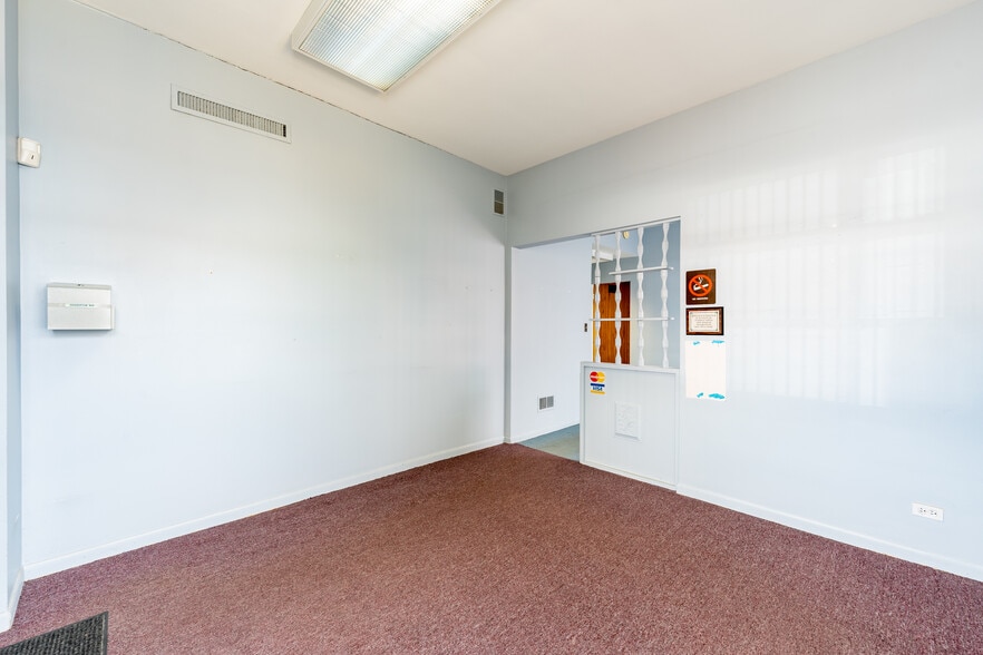 More Photos Of 5355-5365 W Devon Ave, Chicago Storefront For Lease