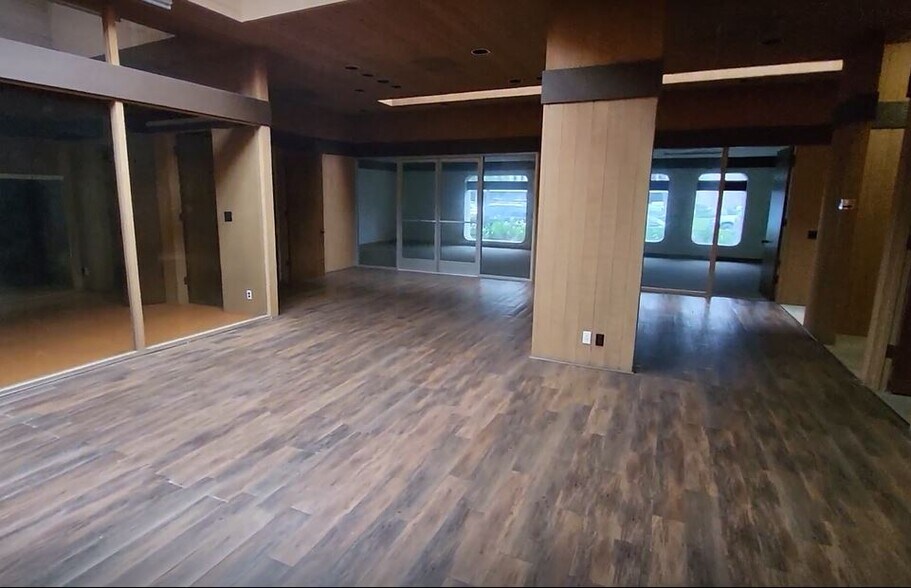 More Photos Of 13903-13921 Artesia Blvd, Cerritos Flex For Lease