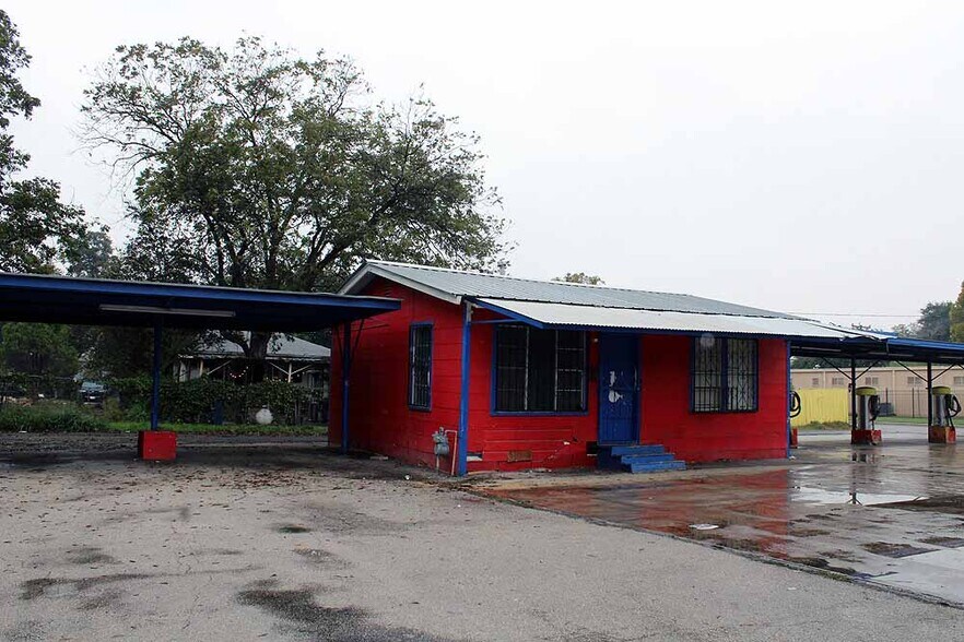 More Photos Of 2203 W Commerce St, San Antonio Specialty For Sale