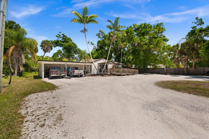 More Photos Of 109 Laurel Rd, Nokomis Office For Sale