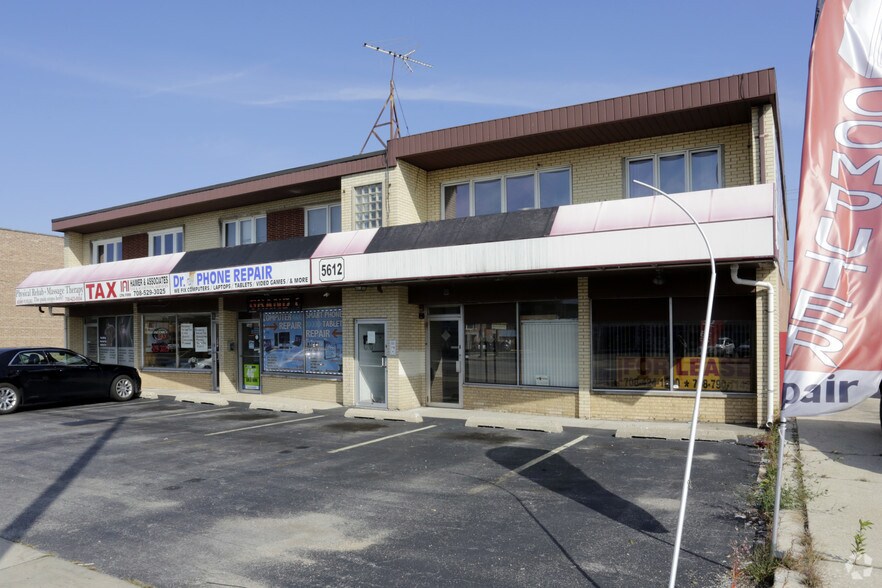 More Photos Of 5612-5618 W 79th St, Burbank Storefront Retail Residential For Lease