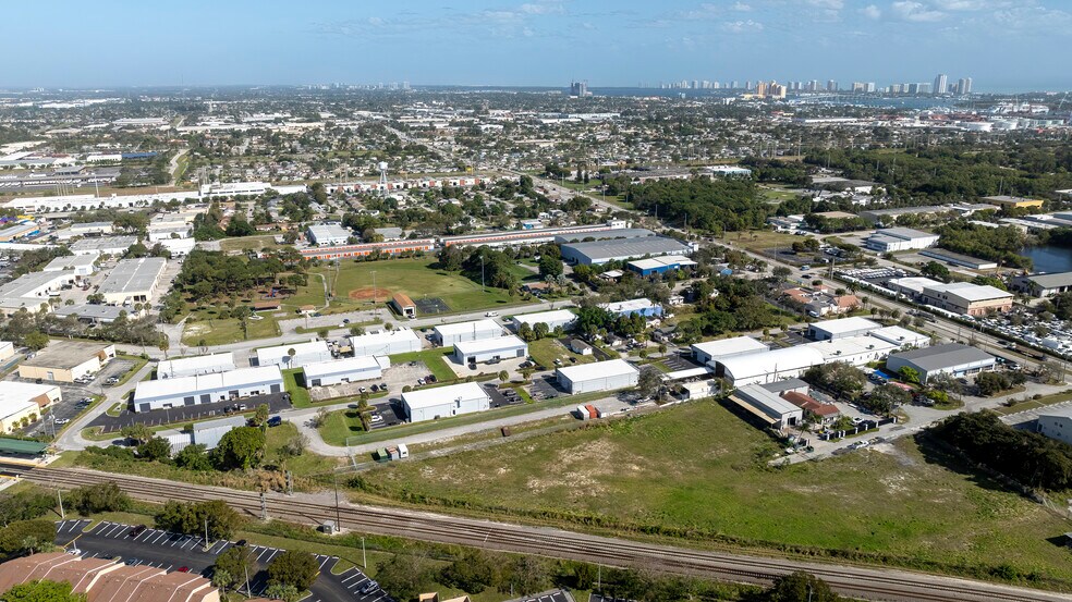 More Photos Of 1243 W 52nd St, Mangonia Park Unknown For Lease
