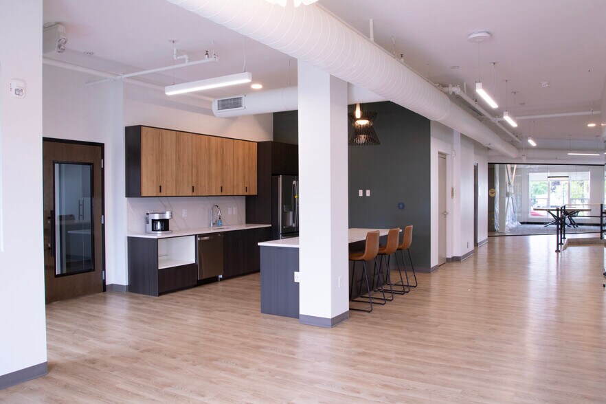 More Photos Of 27 S Squirrel Rd, Auburn Hills Coworking Space