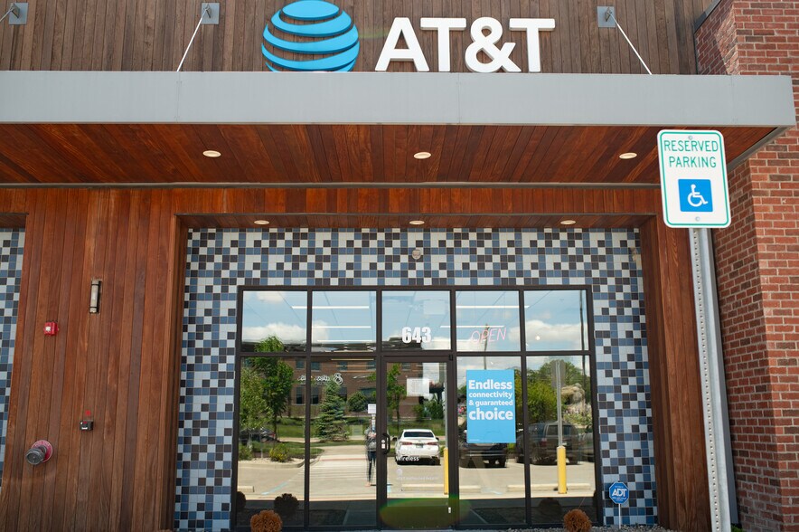 More Photos Of 637-705 E State Road 32, Westfield Storefront For Sale