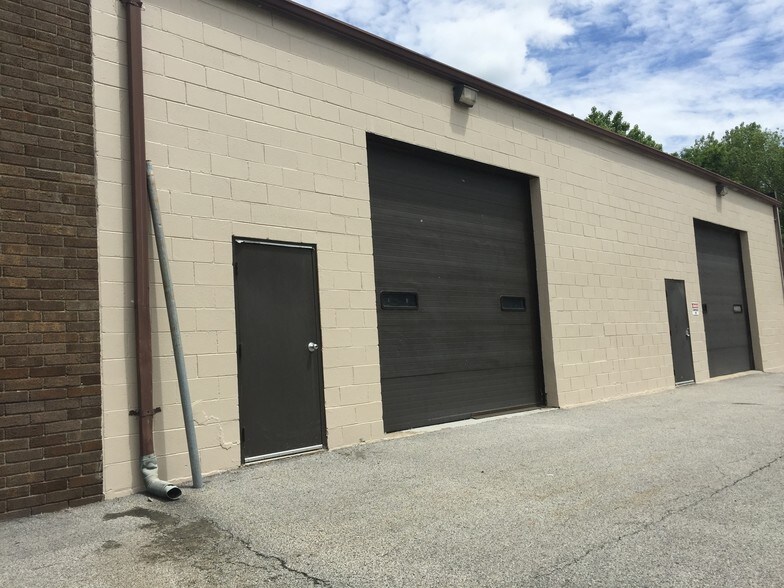 More Photos Of 15 Little Brook Ln, Newburgh Warehouse For Lease