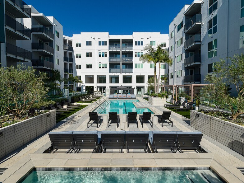 More Photos Of 2528 S Grand Ave, Los Angeles Apartments For Lease