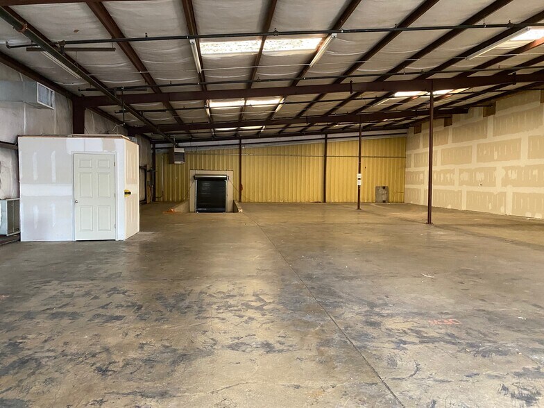 More Photos Of 1715 McCullough Blvd, Tupelo Flex For Lease