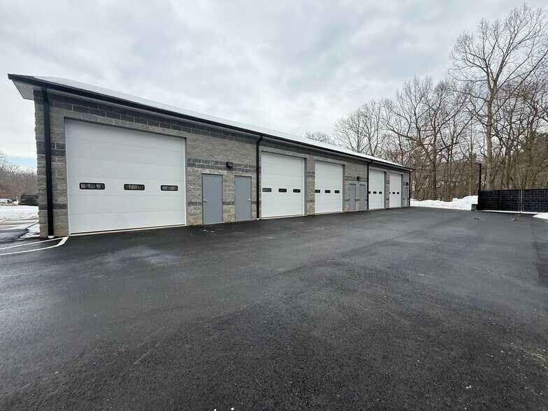 More Photos Of 70 County Line Dr, Cromwell Warehouse For Lease