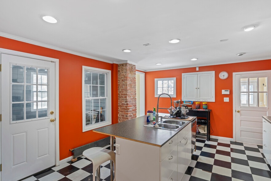 More Photos Of 4235 Chain Bridge Rd, Fairfax Office For Sale