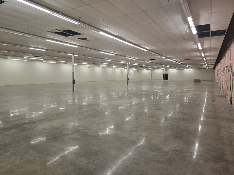 More Photos Of 10 W Frankfort Plz, West Frankfort Unknown For Lease