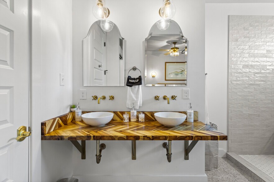 More Photos Of 782 Water St, Biloxi Office For Sale