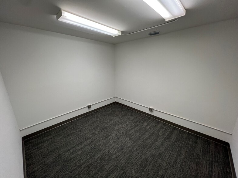 More Photos Of 8254 Bama Ln, West Palm Beach Warehouse For Lease