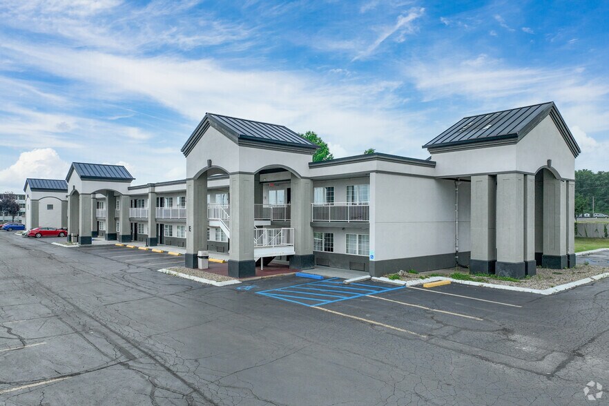 More Photos Of 5425 Clarkins Dr, Austintown Hotel For Sale