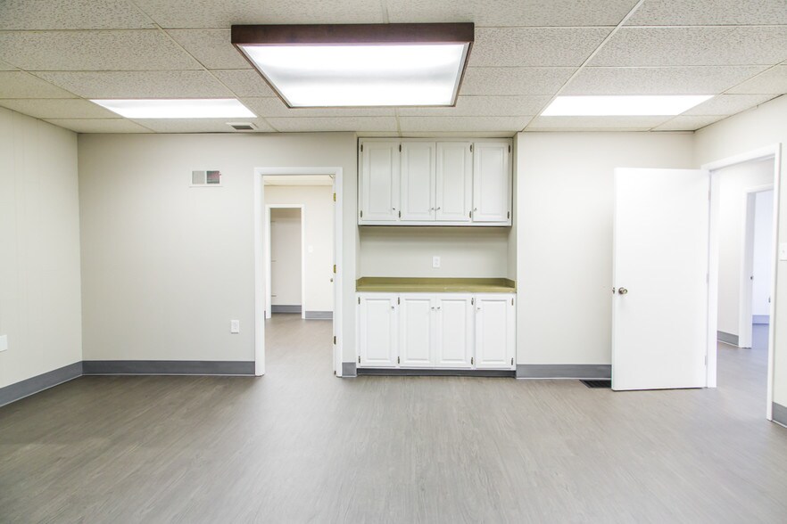 More Photos Of 10308 State Line Rd, Leawood Office For Lease