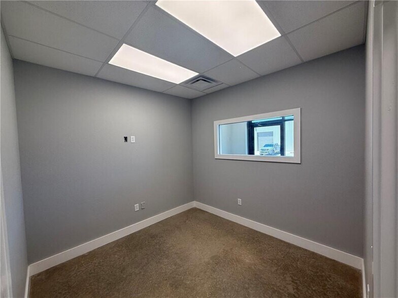 More Photos Of 162 Grading Ln, Cave Springs Flex For Lease