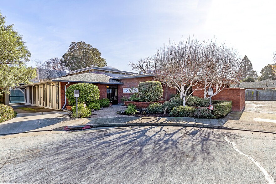Primary Photo Of 2075 Pioneer Ct, San Mateo Medical For Lease
