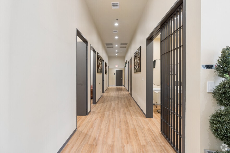 More Photos Of 18318 University Blvd, Sugar Land Storefront For Lease