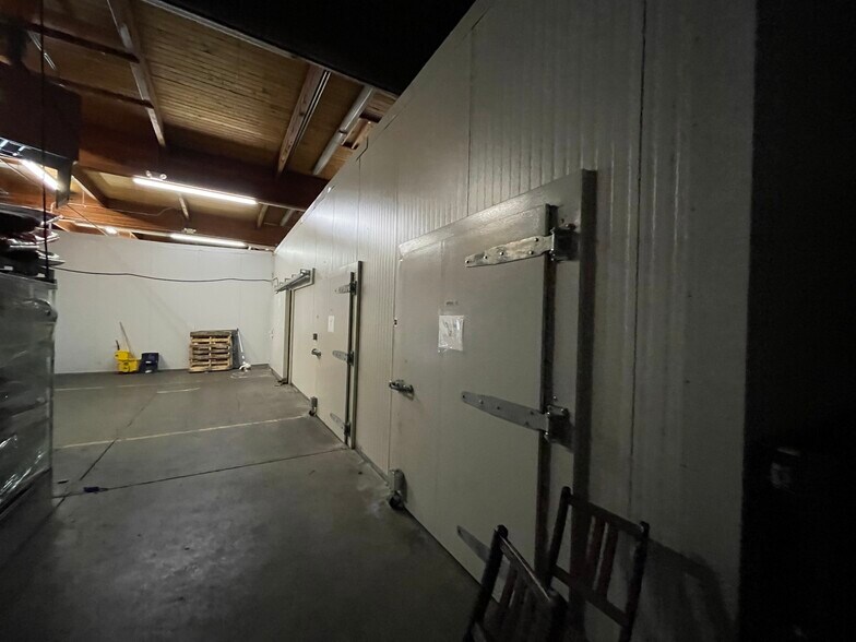 More Photos Of 835 Central Ave N, Kent Light Manufacturing For Lease