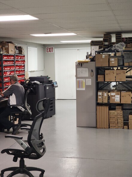 More Photos Of 9620 E State Route 350, Raytown Light Distribution For Lease